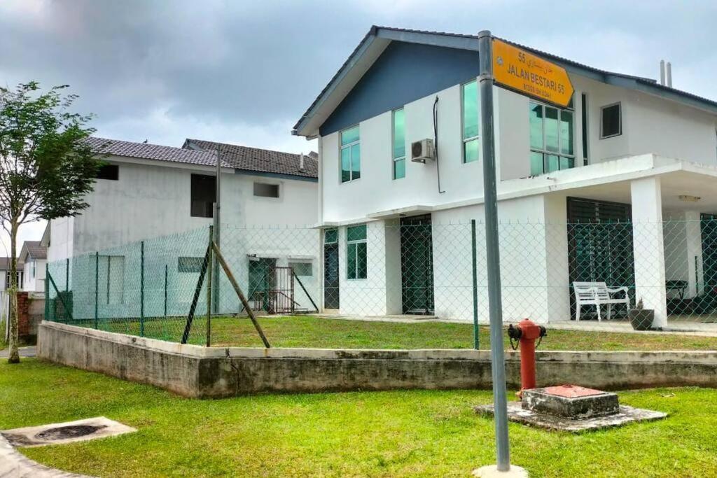 Rumah percutian Iris 55 Corner Lot House Spacious Outdoor With Wi-fi *